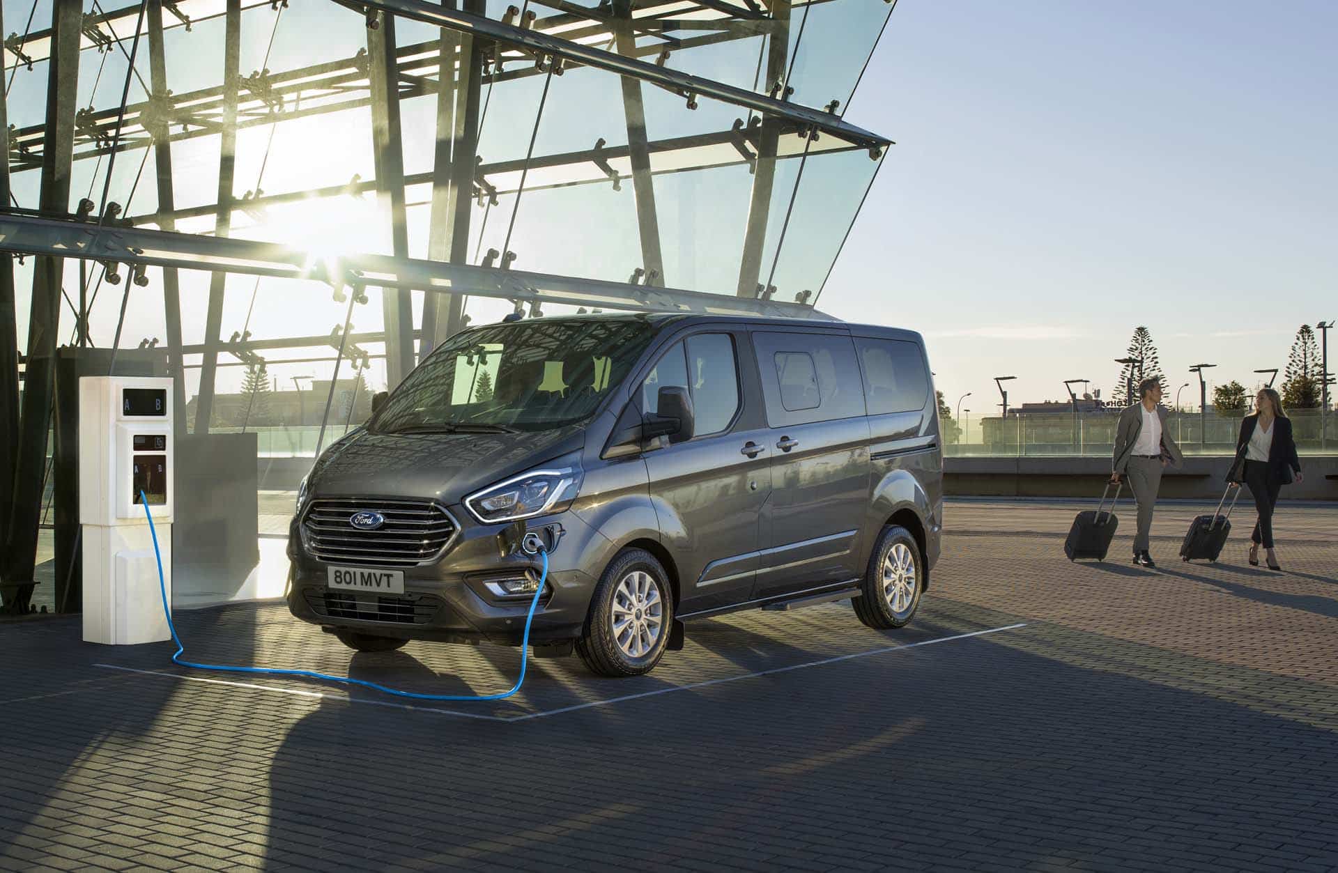 Transit Family Drive 2019: Tourneo Custom PHEV elektromos töltés, töltő és töltőkábel