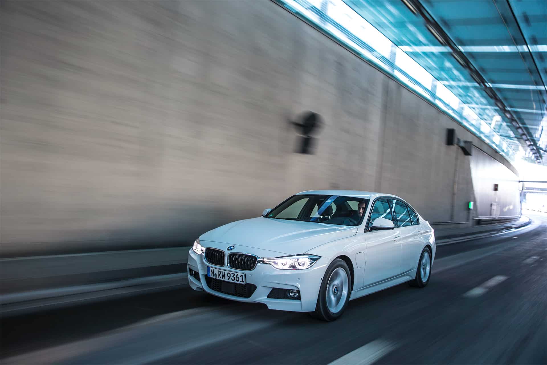 Bmw 330e elektromos töltés, töltő és töltőkábel