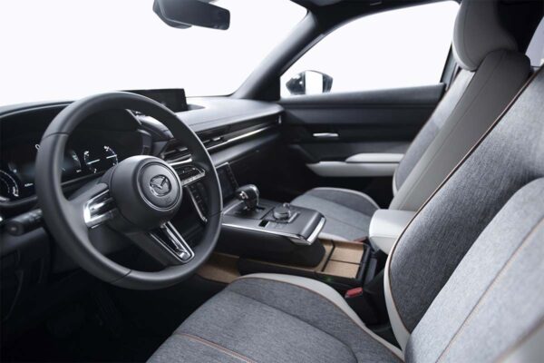 Mazda mx30 töltés, elektromos autó töltőkábel, leírás, belső Mazda mx30 töltés, elektromos autó töltőkábel, leírás, belső
