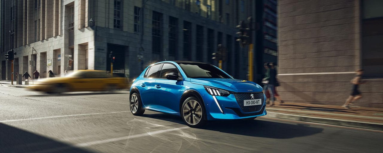 Peugeot e-208 , kék színű elektromos Peugeot, közterületen