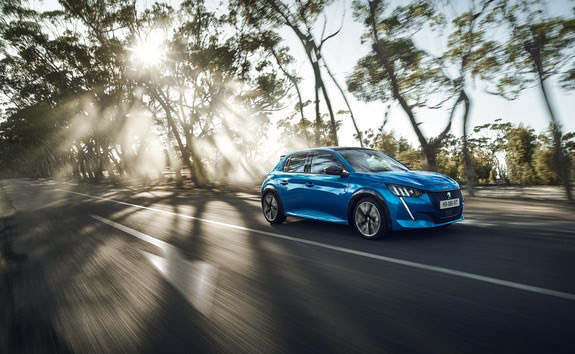 Peugeot e-208 töltés, kék színű elektromos Peugeot sebsebég