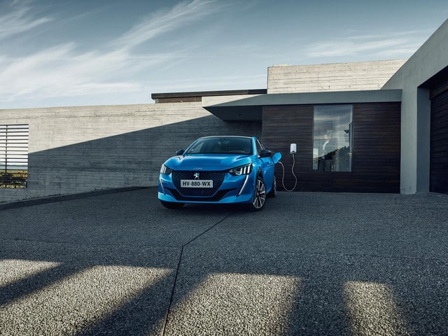 Peugeot e-208 töltés, kék színű elektromos Peugeot, otthoni elektromos autó töltés