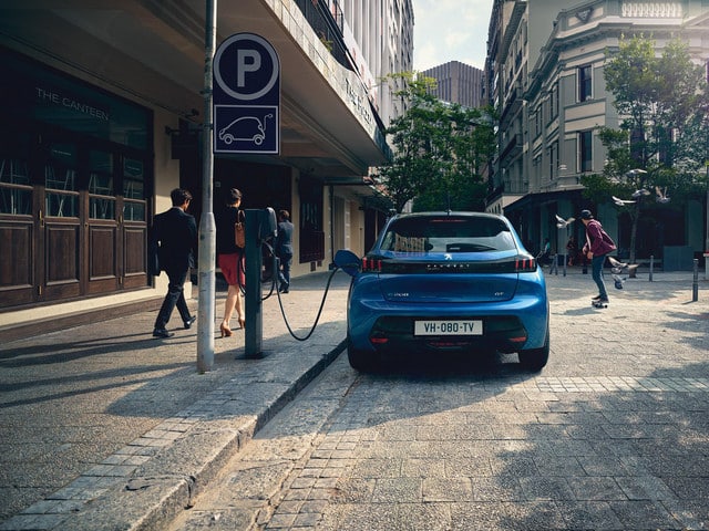 Peugeot e-208 utcai töltés, kék színű elektromos Peugeot, töltőkábel